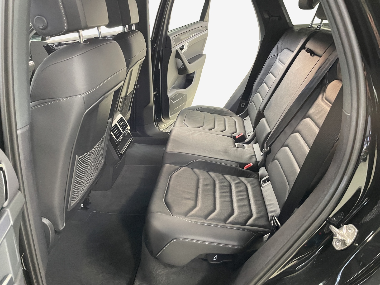VW Touareg 3.0 TDI R-Line Tiptronic-image-11