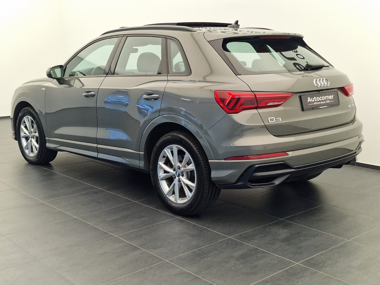 AUDI Q3 40 TFSI S line quattro S-tronic-image-8