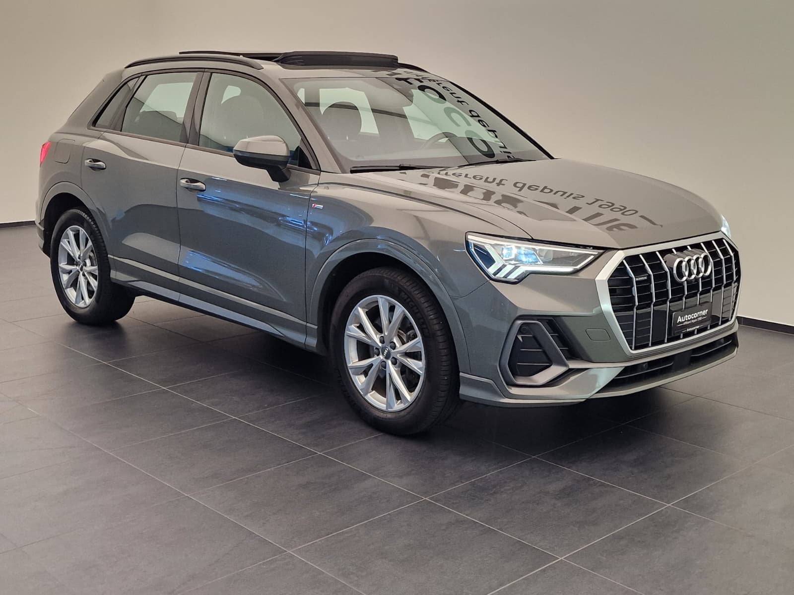 AUDI Q3 40 TFSI S line quattro S-tronic-image-4