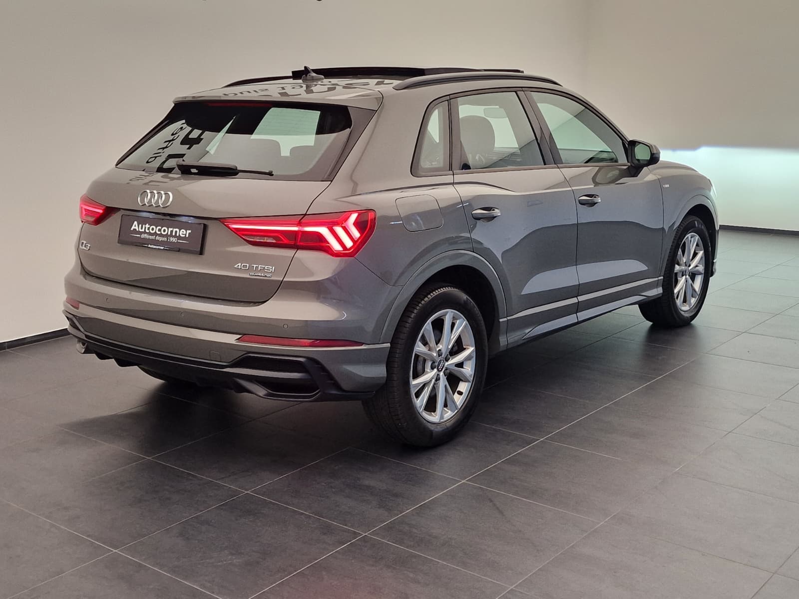 AUDI Q3 40 TFSI S line quattro S-tronic-image-6