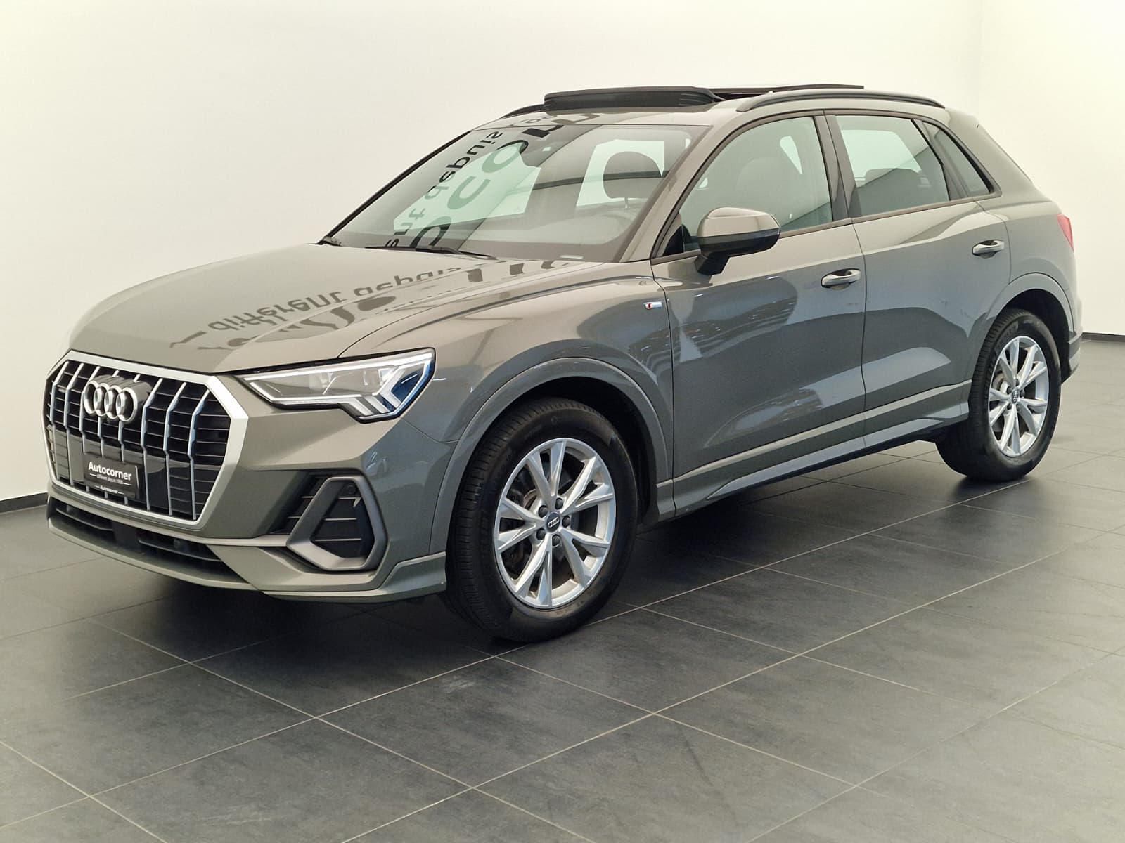 AUDI Q3 40 TFSI S line quattro S-tronic-image-2