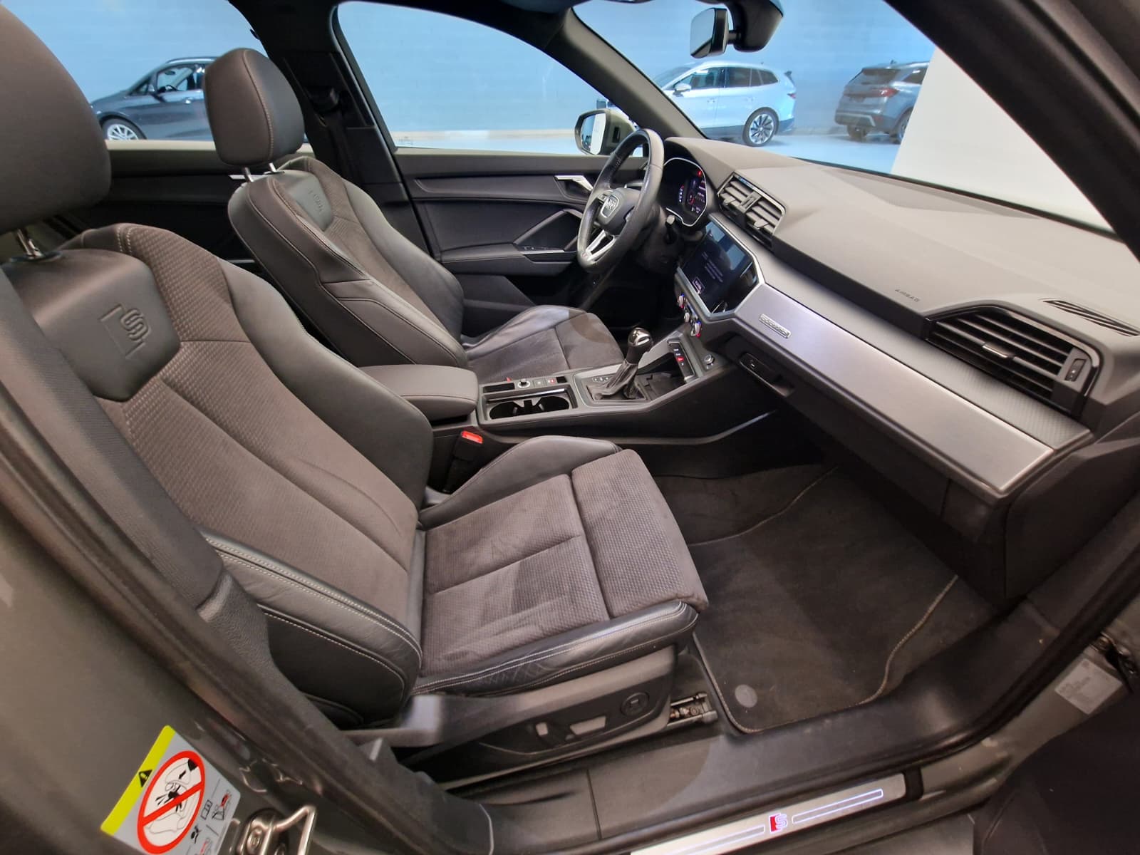 AUDI Q3 40 TFSI S line quattro S-tronic-image-10