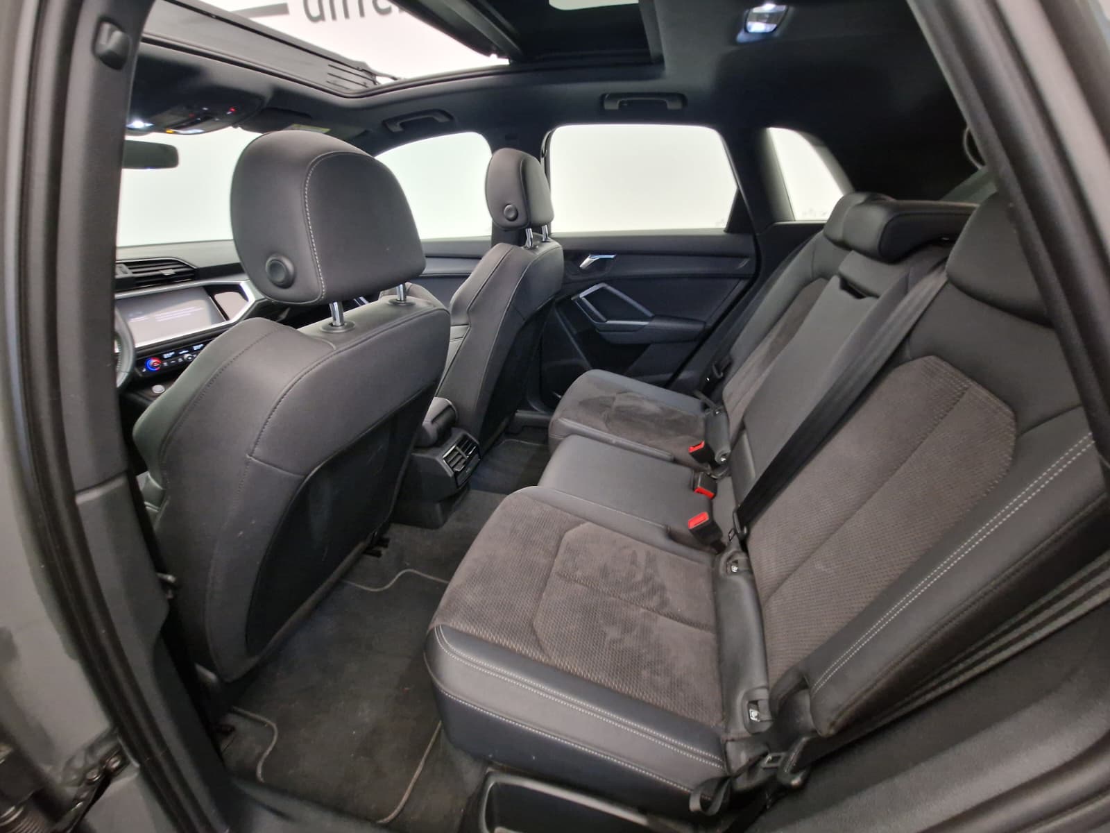 AUDI Q3 40 TFSI S line quattro S-tronic-image-11