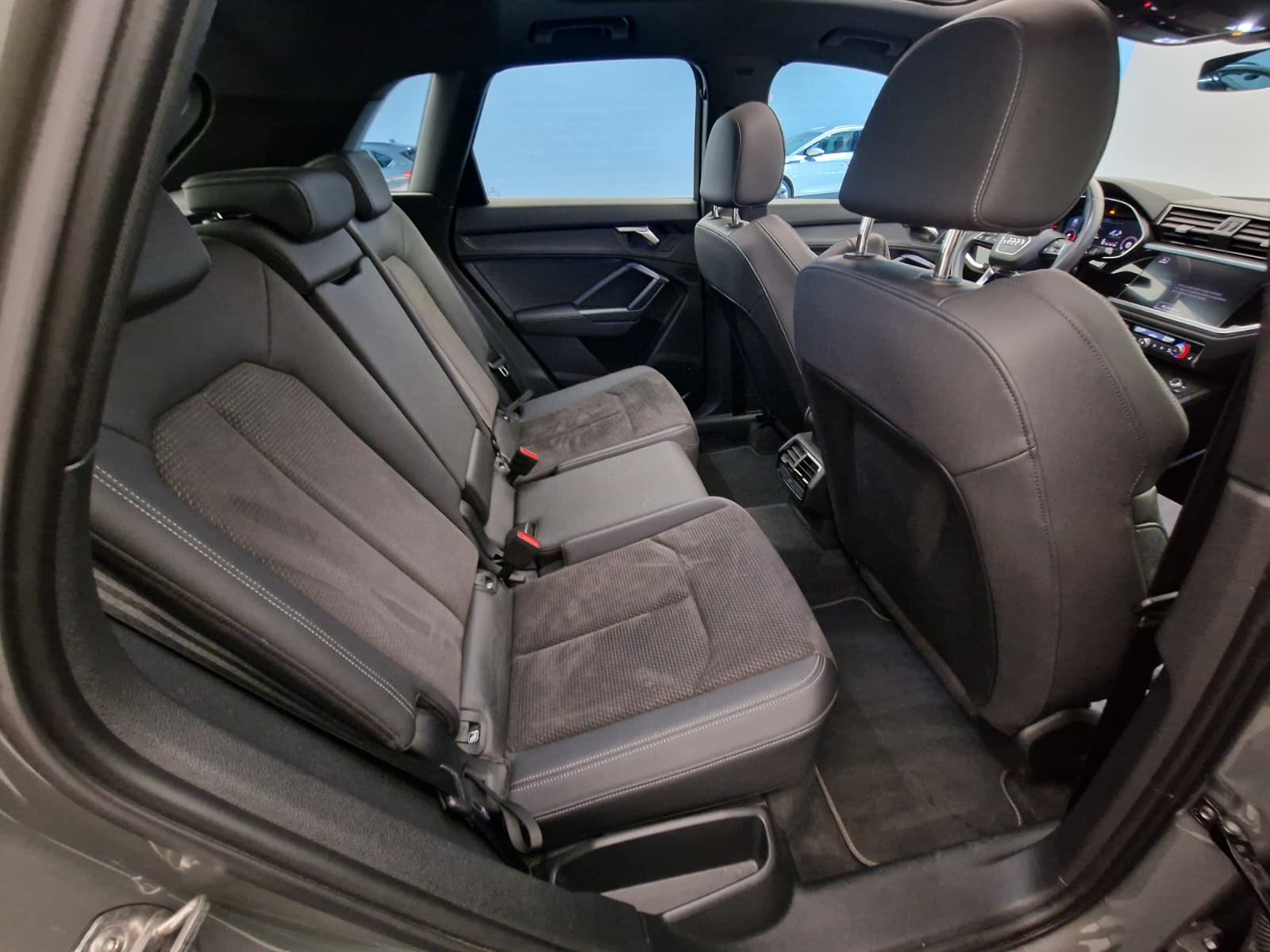 AUDI Q3 40 TFSI S line quattro S-tronic-image-12