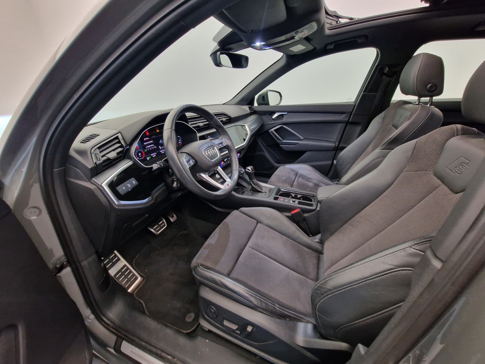AUDI Q3 40 TFSI S line quattro S-tronic-image-9