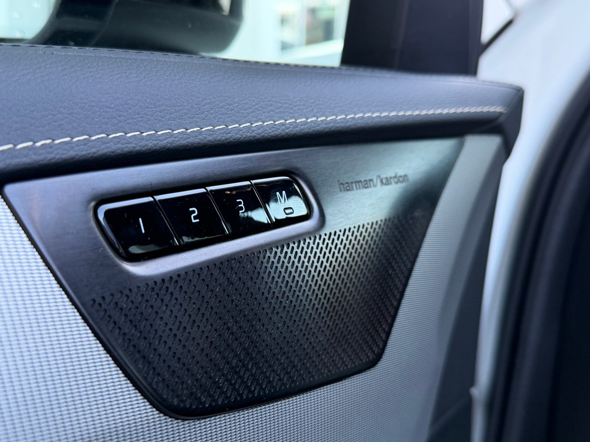 VOLVO XC90 B5 Diesel Mild Hybrid AWD R-Design Geartronic-image-12
