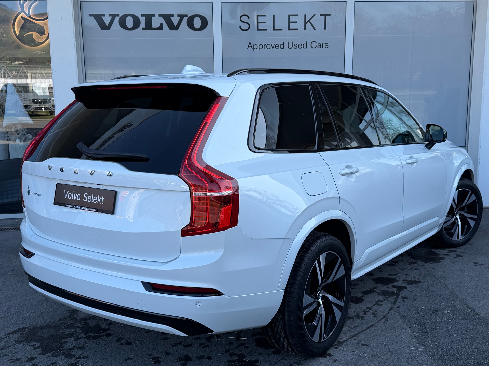 VOLVO XC90 B5 Diesel Mild Hybrid AWD R-Design Geartronic-image-1