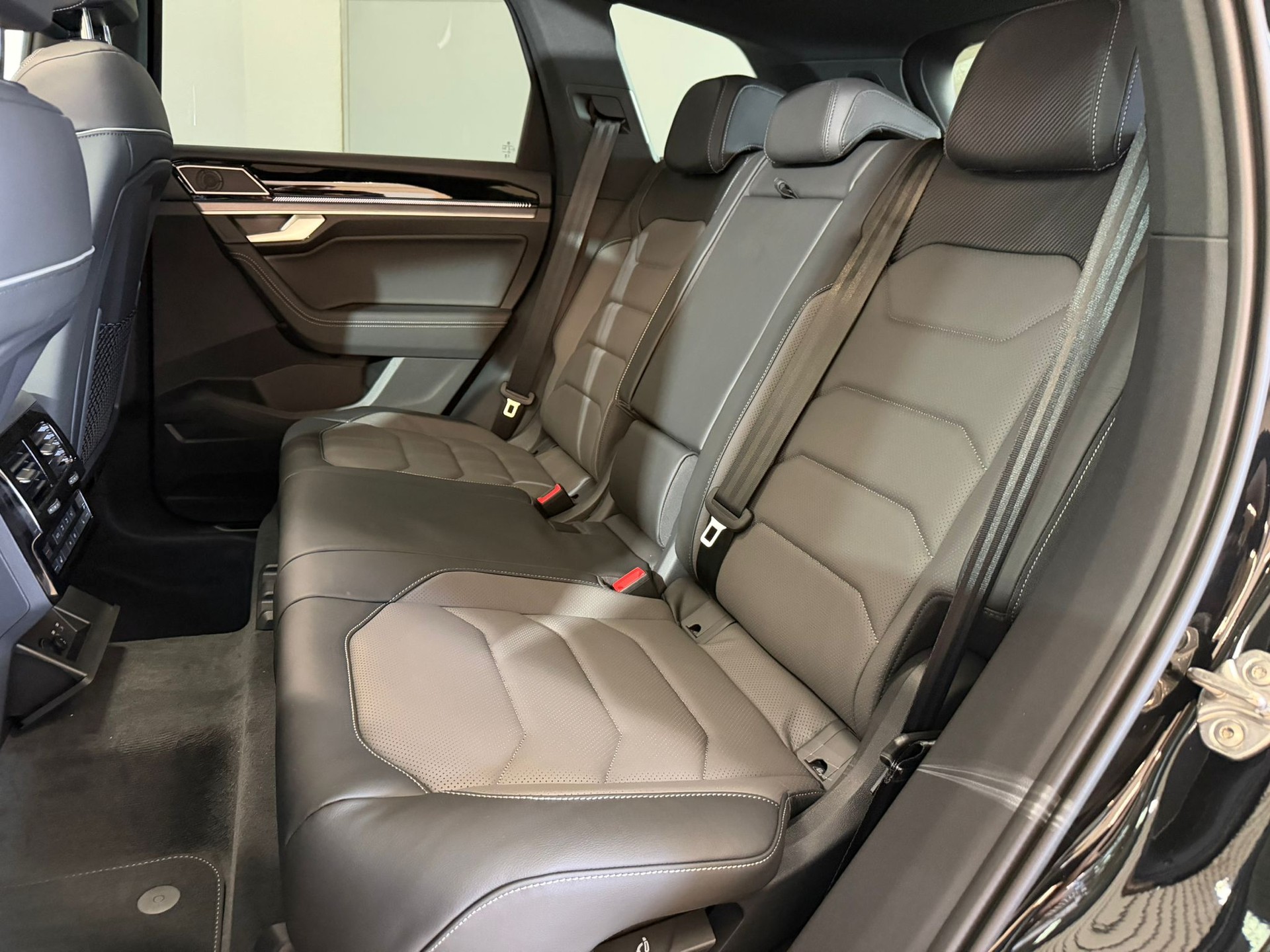 VW Touareg 3.0 TDI R-Line Tiptronic-image-9