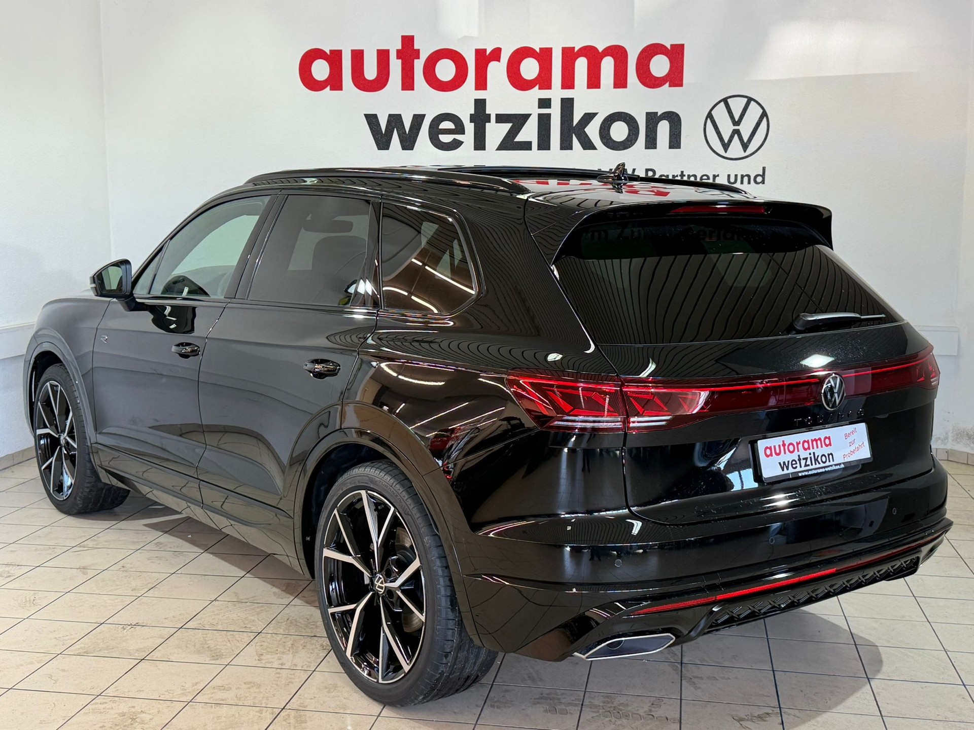 VW Touareg 3.0 TDI R-Line Tiptronic-image-2