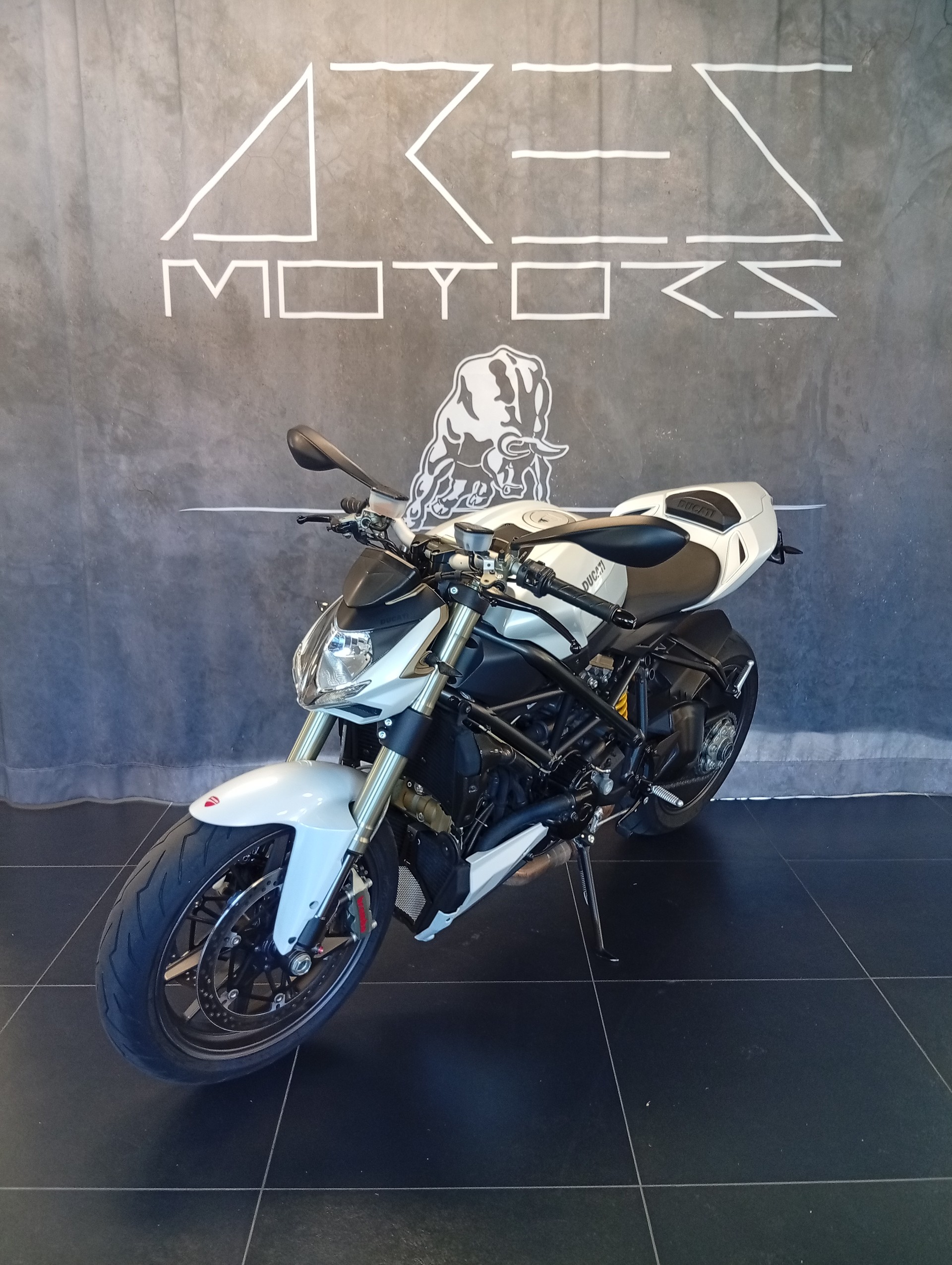 DUCATI Streetfighter 1099-showroom-element-3