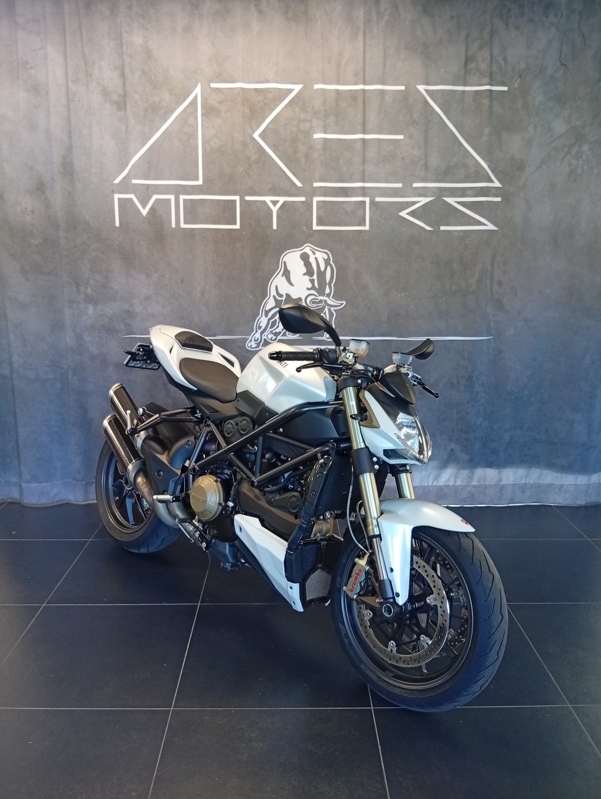 DUCATI Streetfighter 1099-showroom-element-1