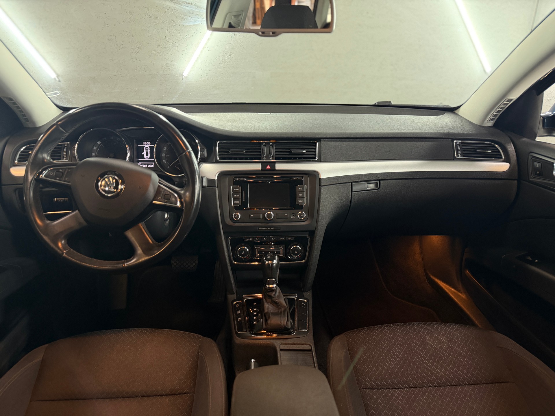 SKODA Superb Combi 2.0 TDi Ambition DSG-image-11