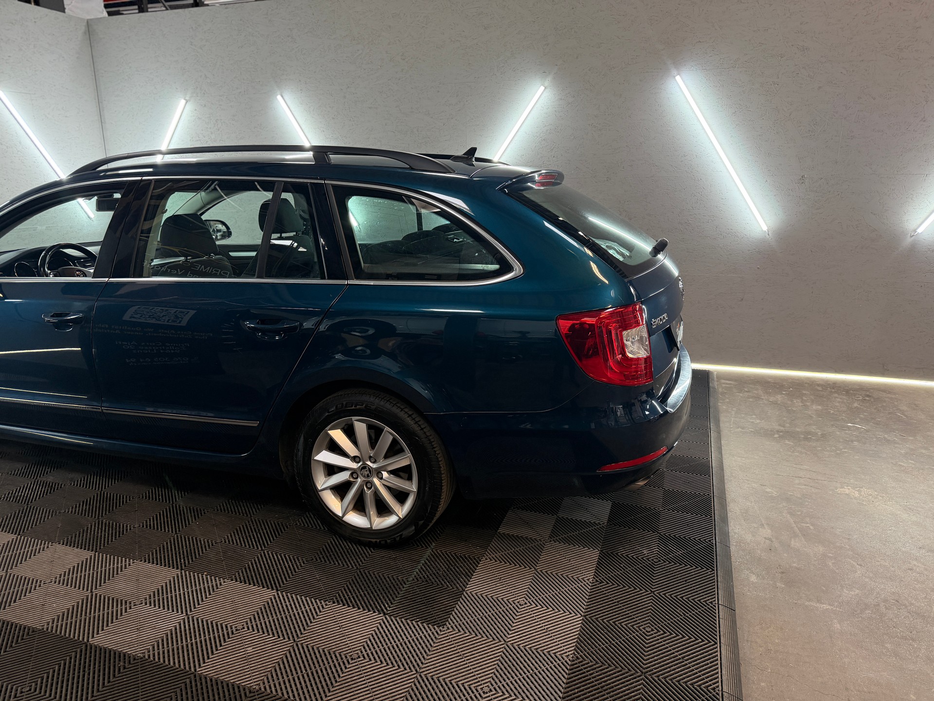 SKODA Superb Combi 2.0 TDi Ambition DSG-image-10