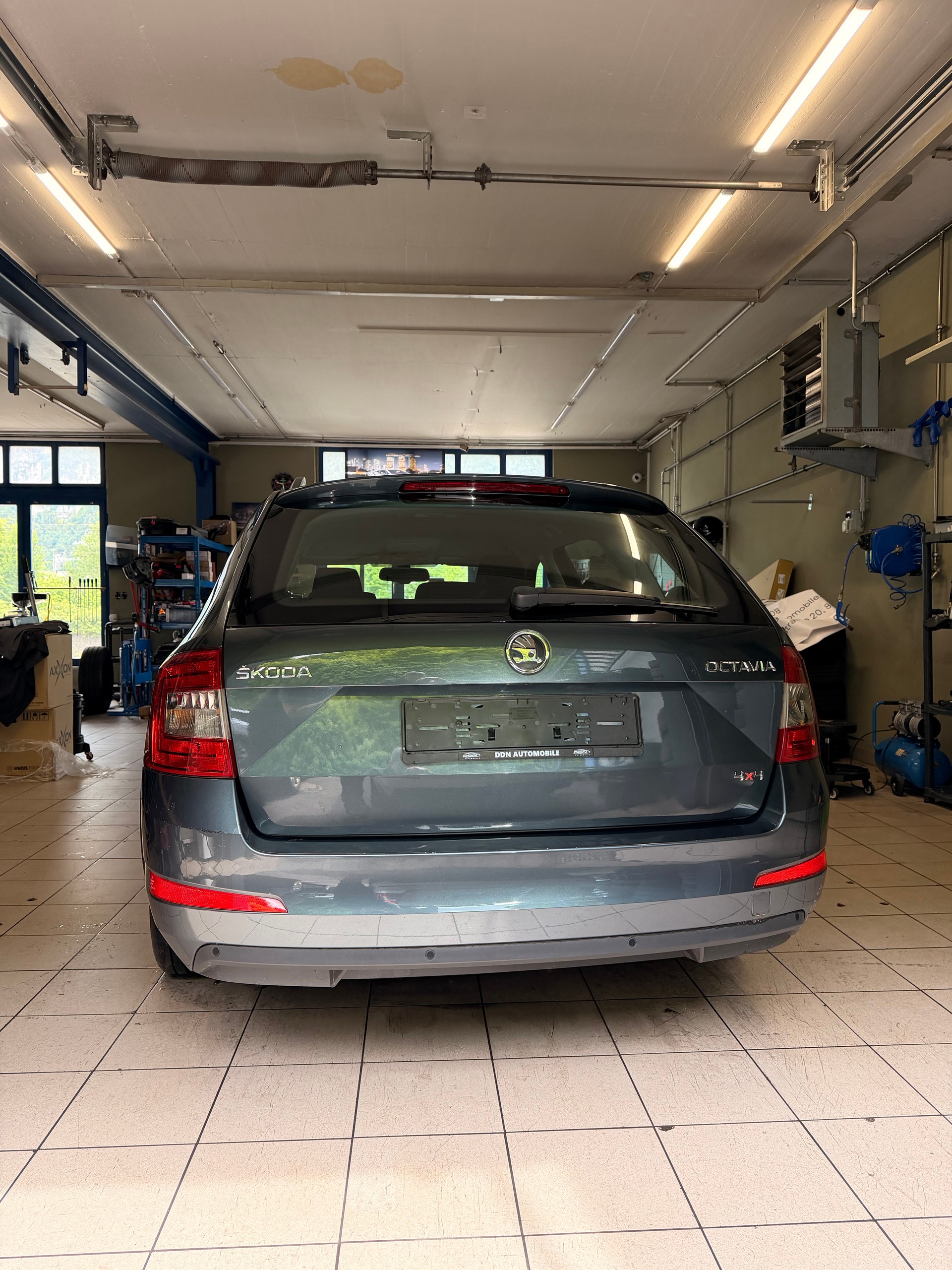 SKODA Octavia Combi 1.8 TSI L&K 4x4 DSG-image-4