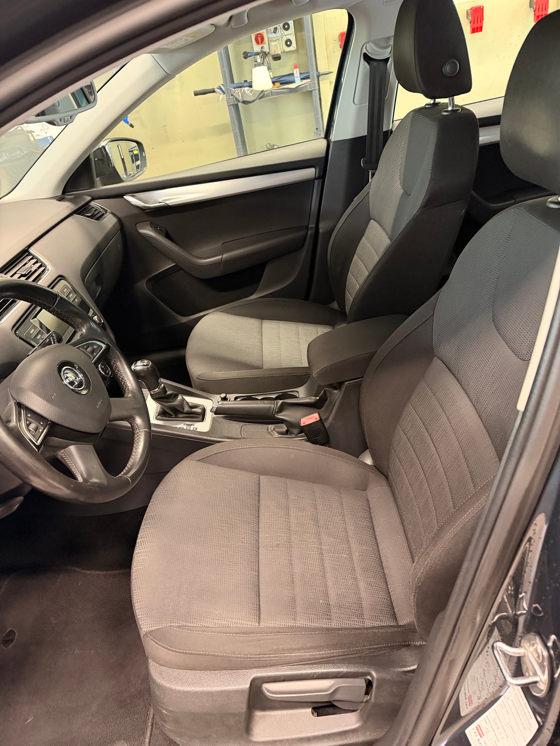 SKODA Octavia Combi 1.8 TSI L&K 4x4 DSG-image-6