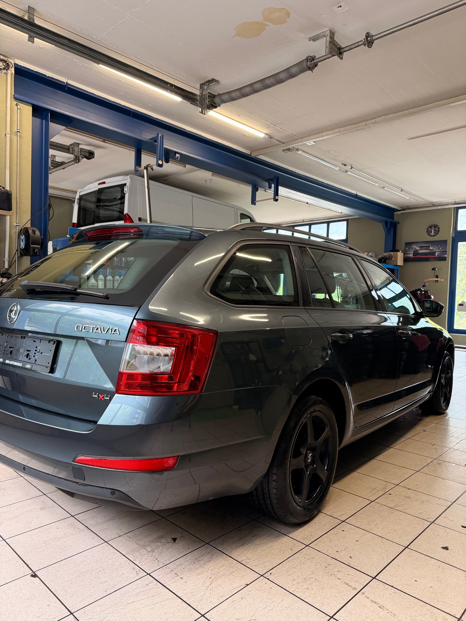 SKODA Octavia Combi 1.8 TSI L&K 4x4 DSG-image-3