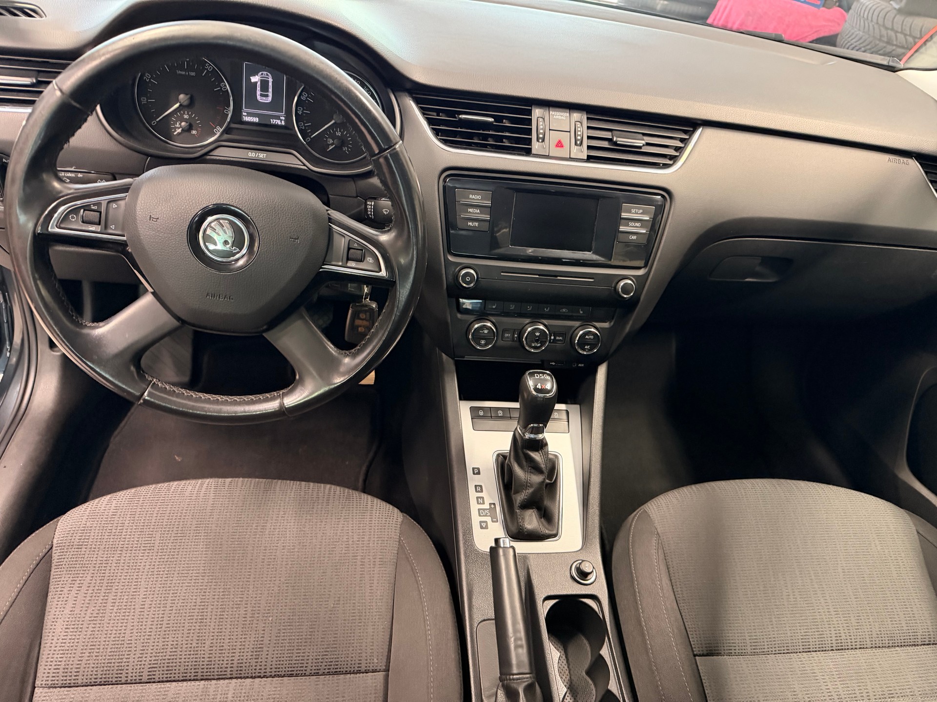 SKODA Octavia Combi 1.8 TSI L&K 4x4 DSG-image-7