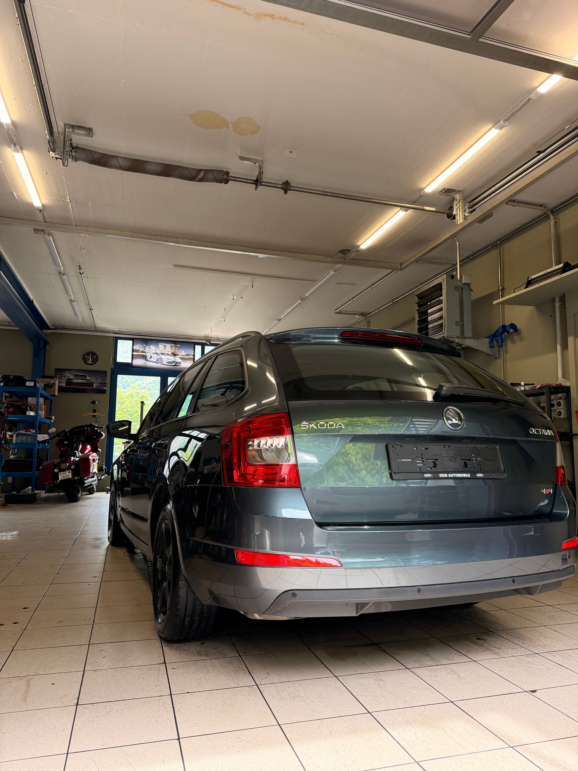 SKODA Octavia Combi 1.8 TSI L&K 4x4 DSG-image-2
