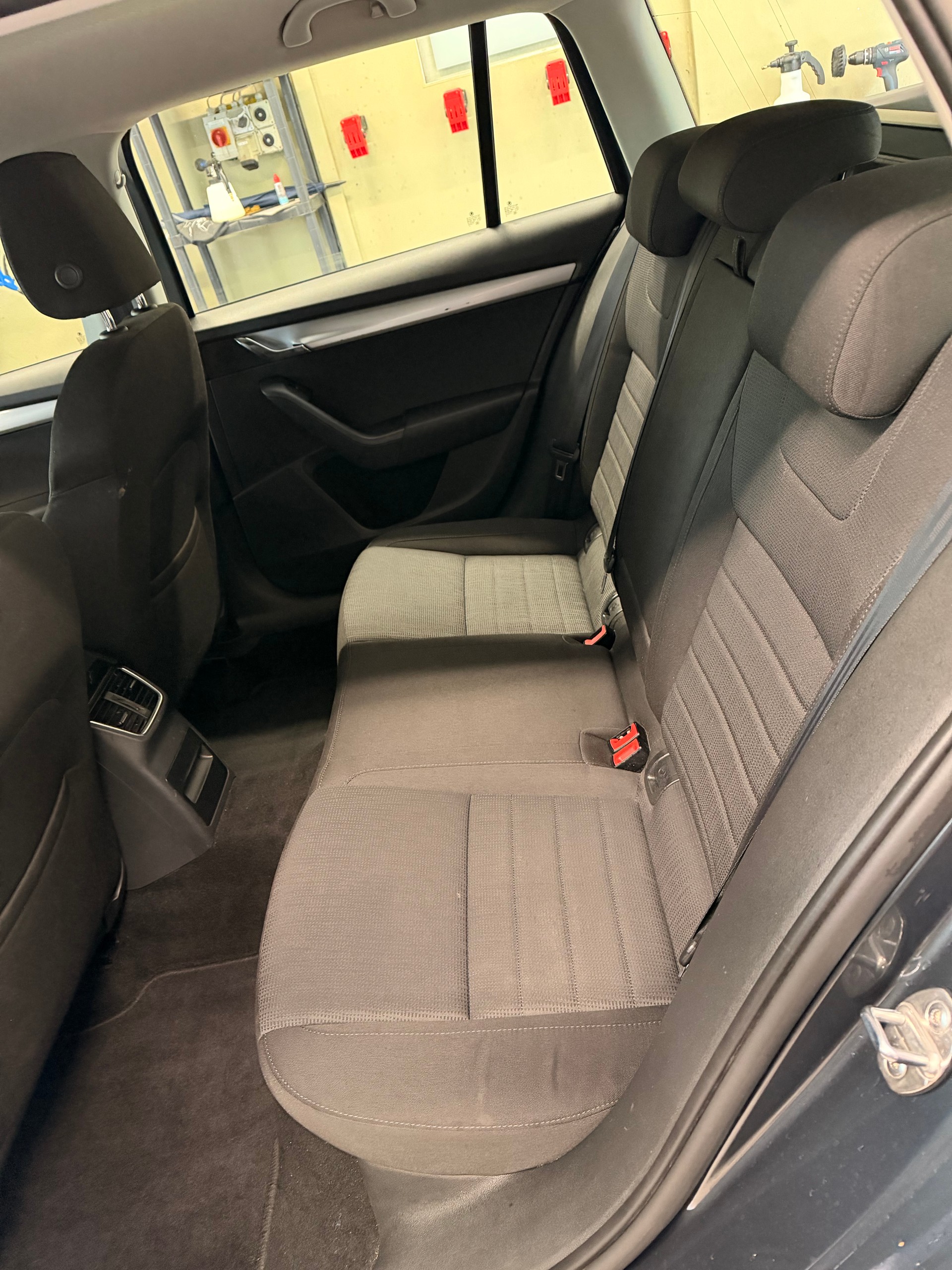 SKODA Octavia Combi 1.8 TSI L&K 4x4 DSG-image-5