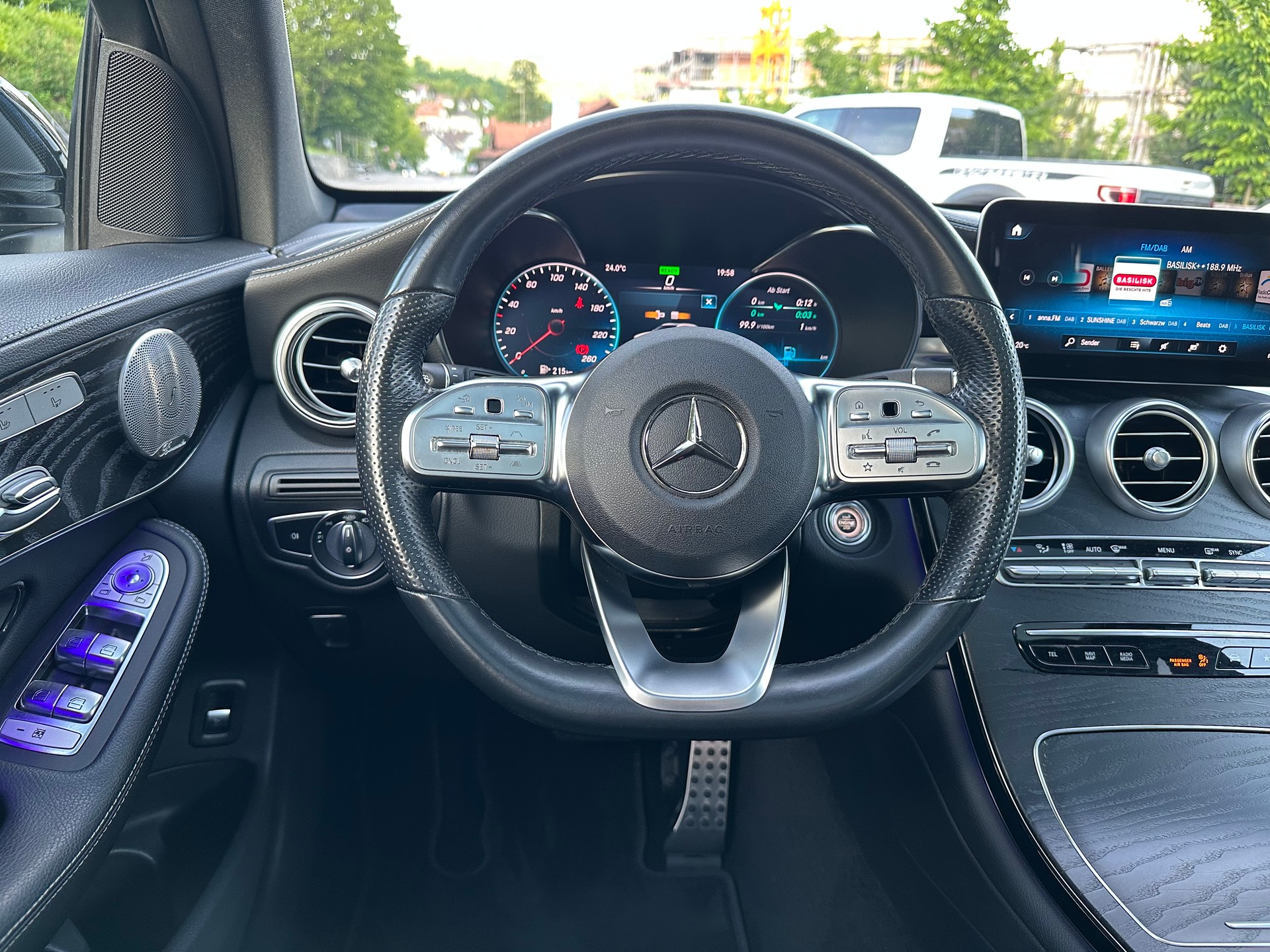 MERCEDES-BENZ GLC 300 AMG Line 4Matic 9G-Tronic-image-12