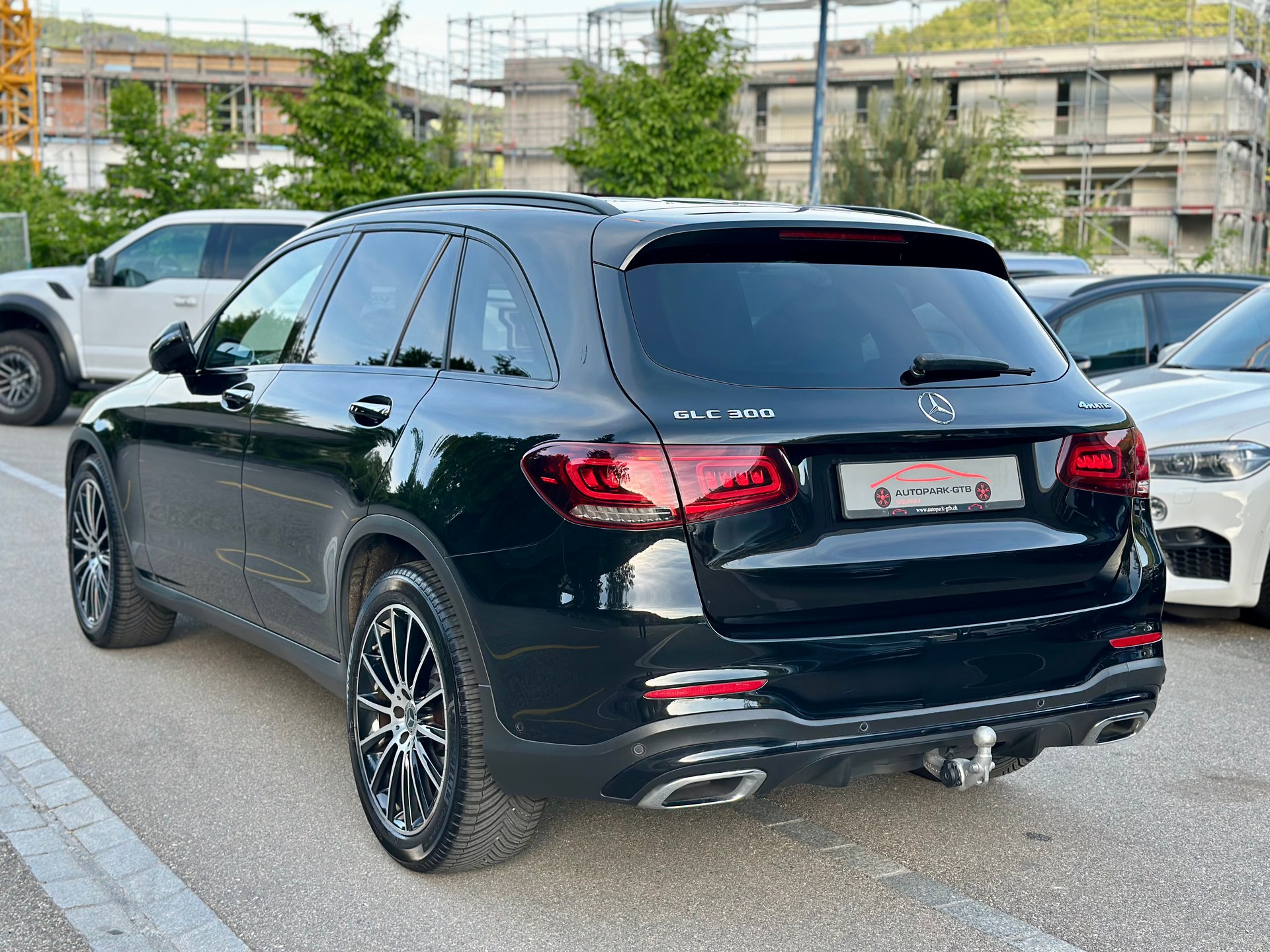 MERCEDES-BENZ GLC 300 AMG Line 4Matic 9G-Tronic-showroom-element-2
