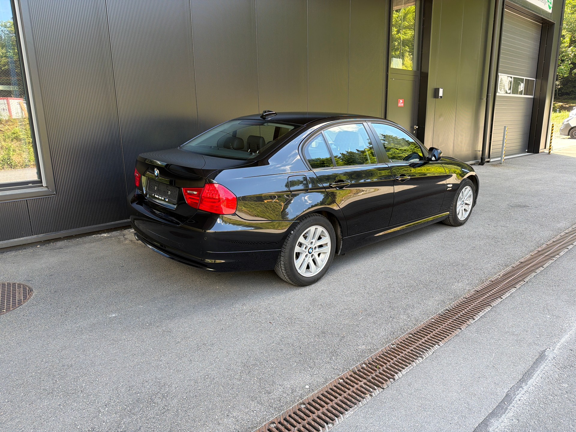 BMW 320d xDrive Dynamic Edition Steptronic-image-4