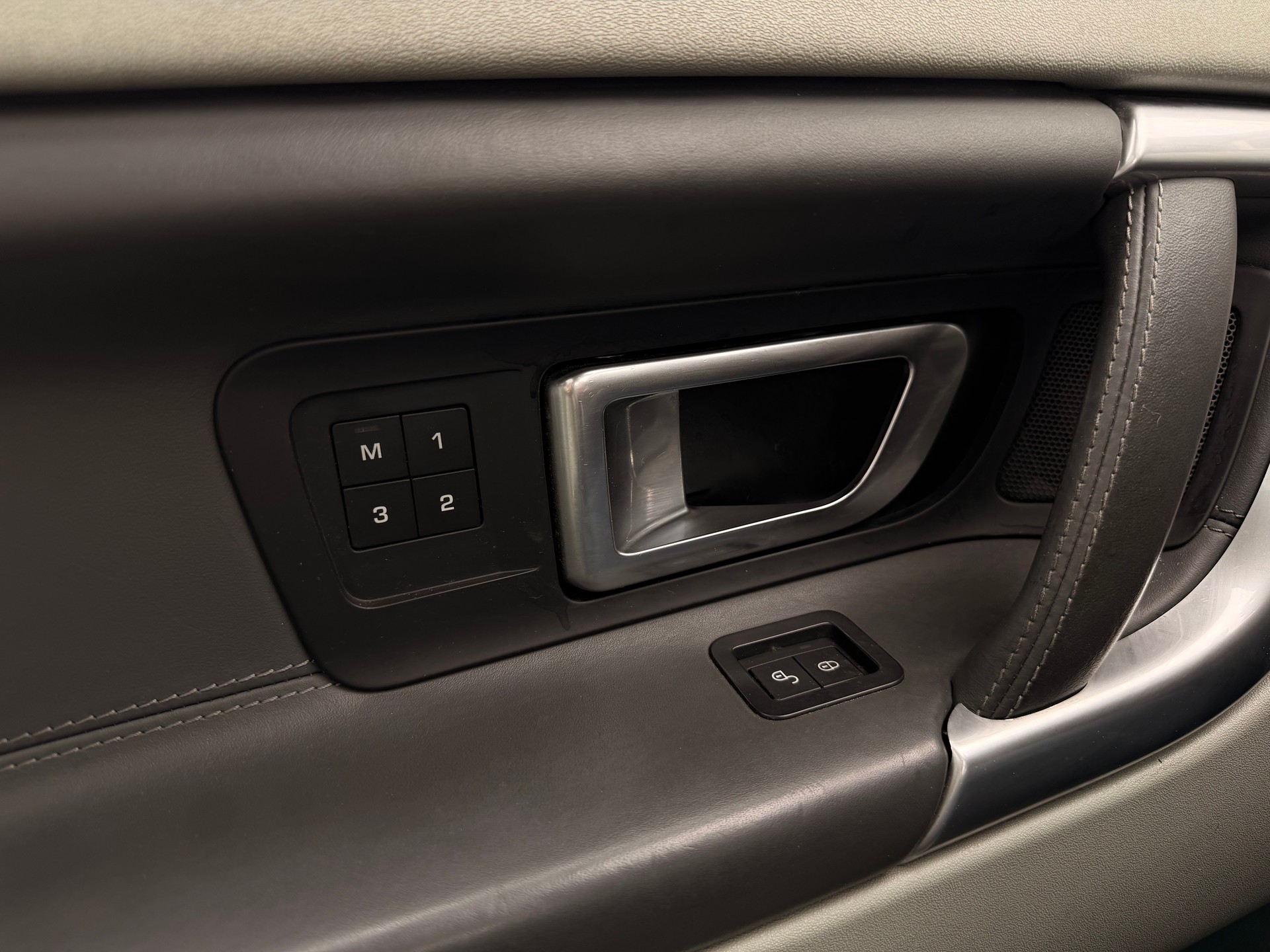 LAND ROVER Discovery Sport 2.0 Si4 HSE Luxury AT9-image-17