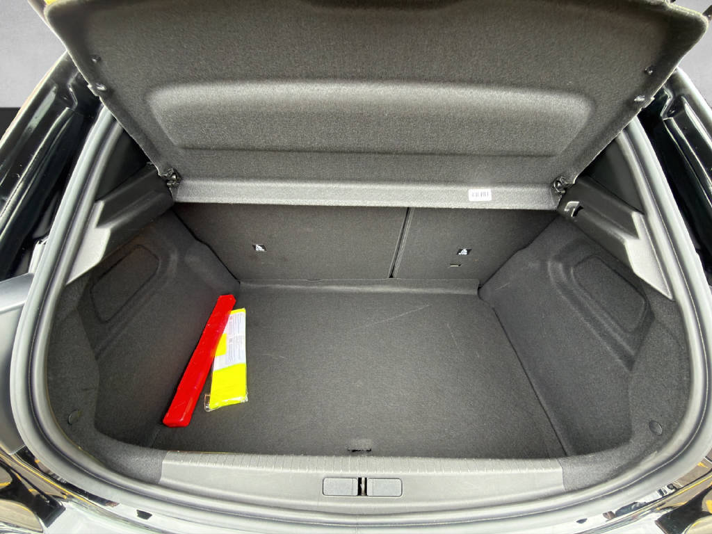 PEUGEOT 208 1.2 Hybrid 145 GT-image-5