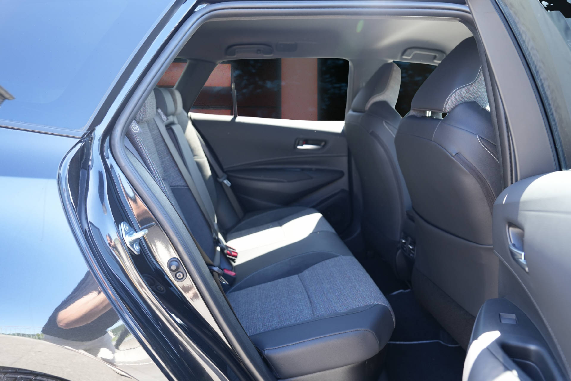 TOYOTA Corolla Touring Sports 2.0 HSD Swiss Edition-image-6
