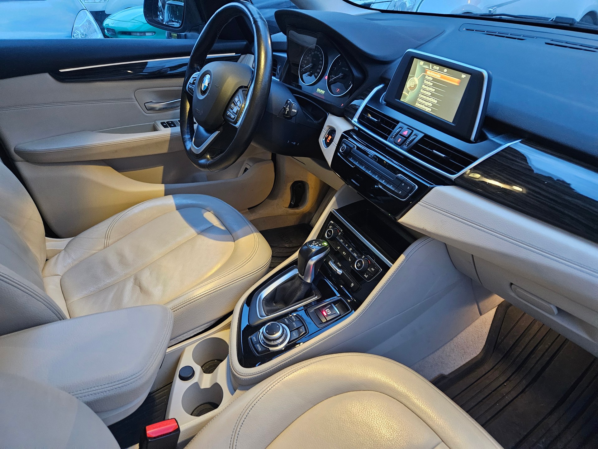 BMW 220i Active Tourer Sport Line Steptronic-image-10