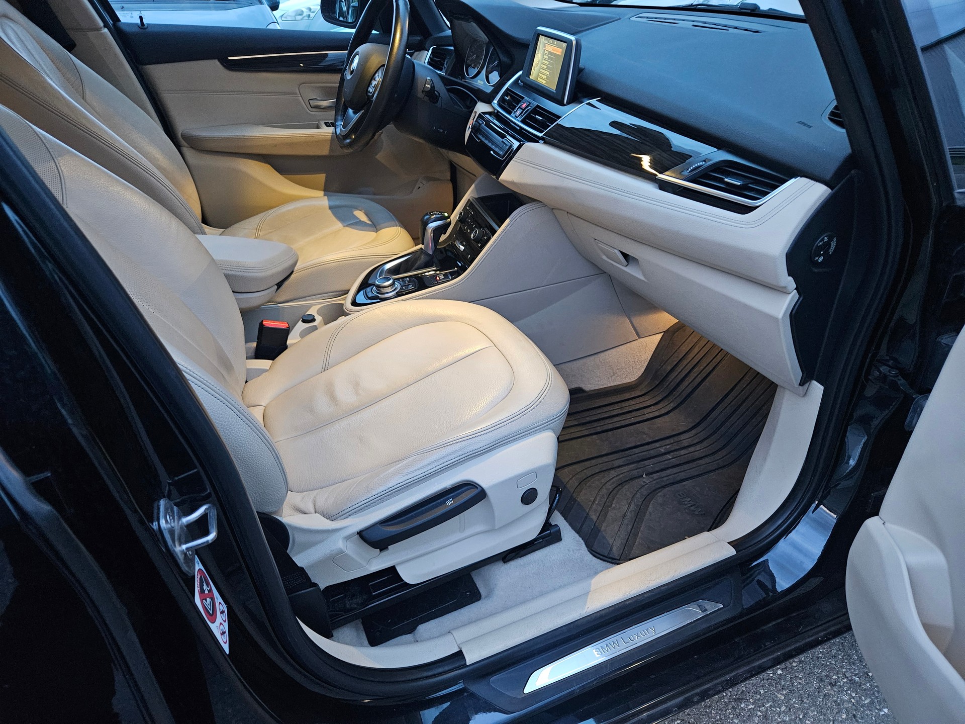 BMW 220i Active Tourer Sport Line Steptronic-image-9