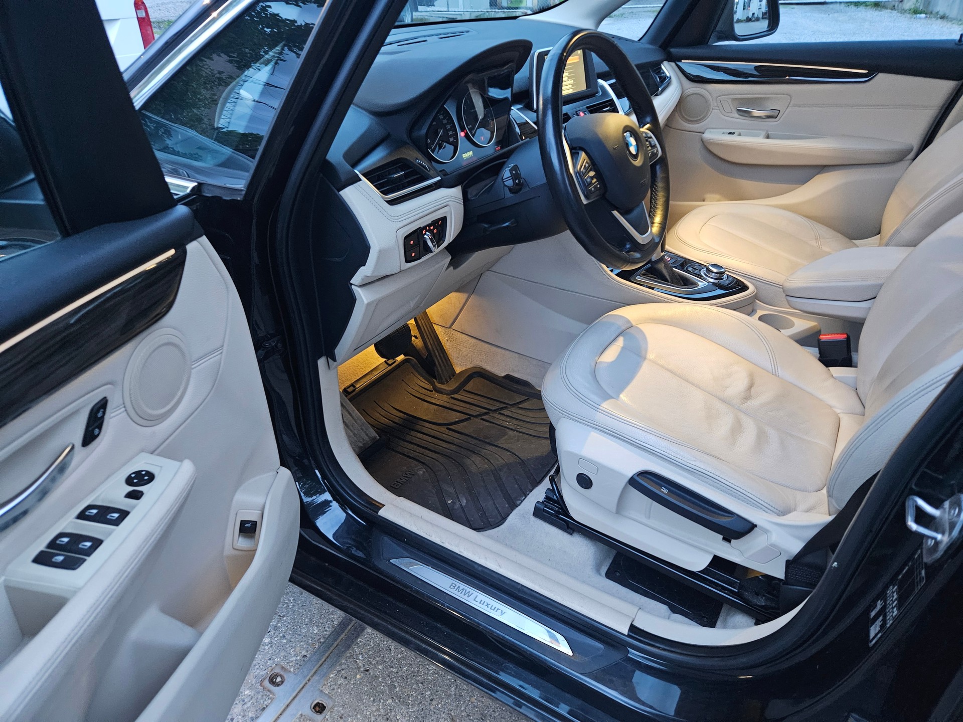 BMW 220i Active Tourer Sport Line Steptronic-image-7