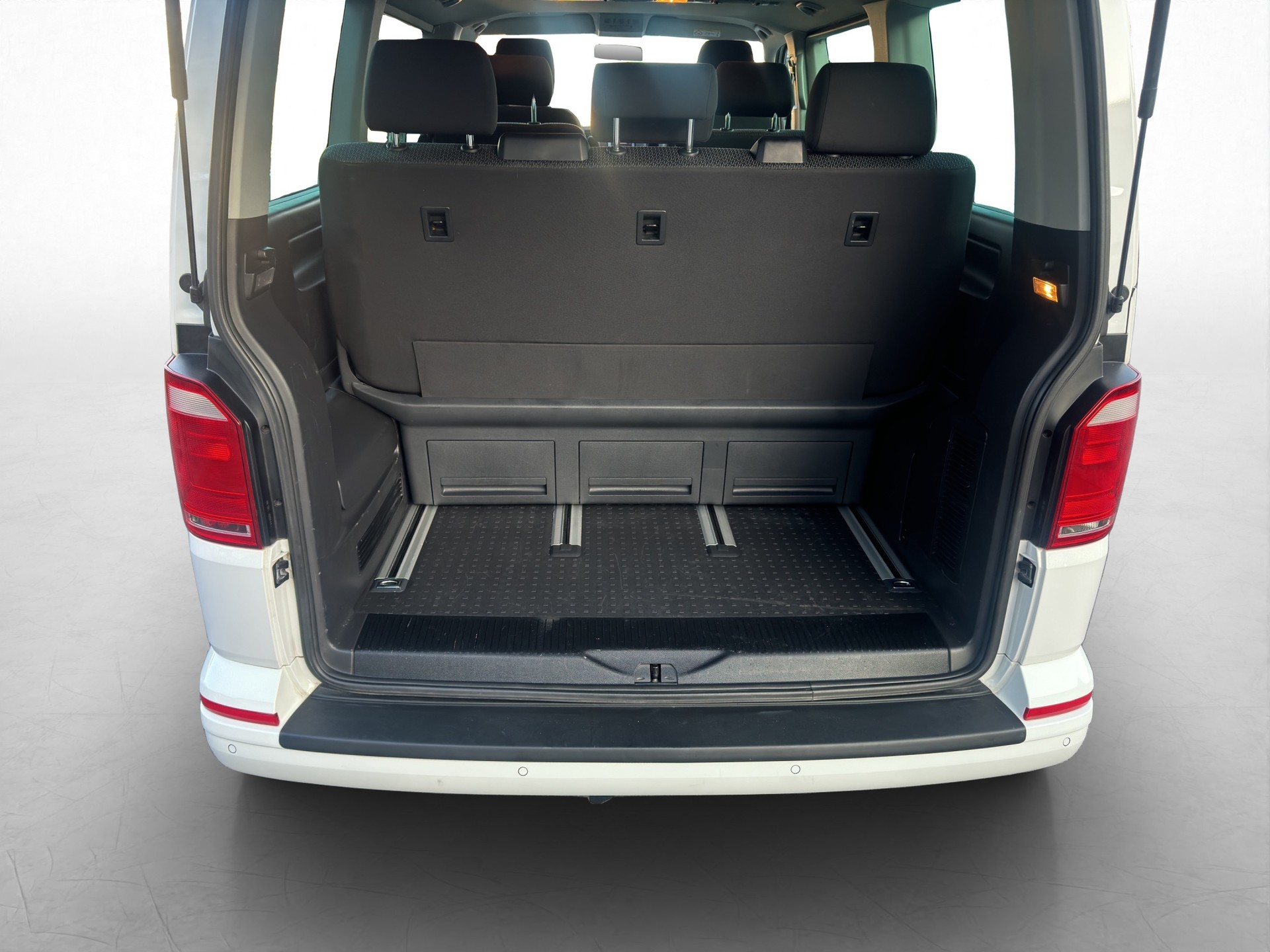 VW T6 Multivan 2.0 TDI Trendline 4Motion-image-8