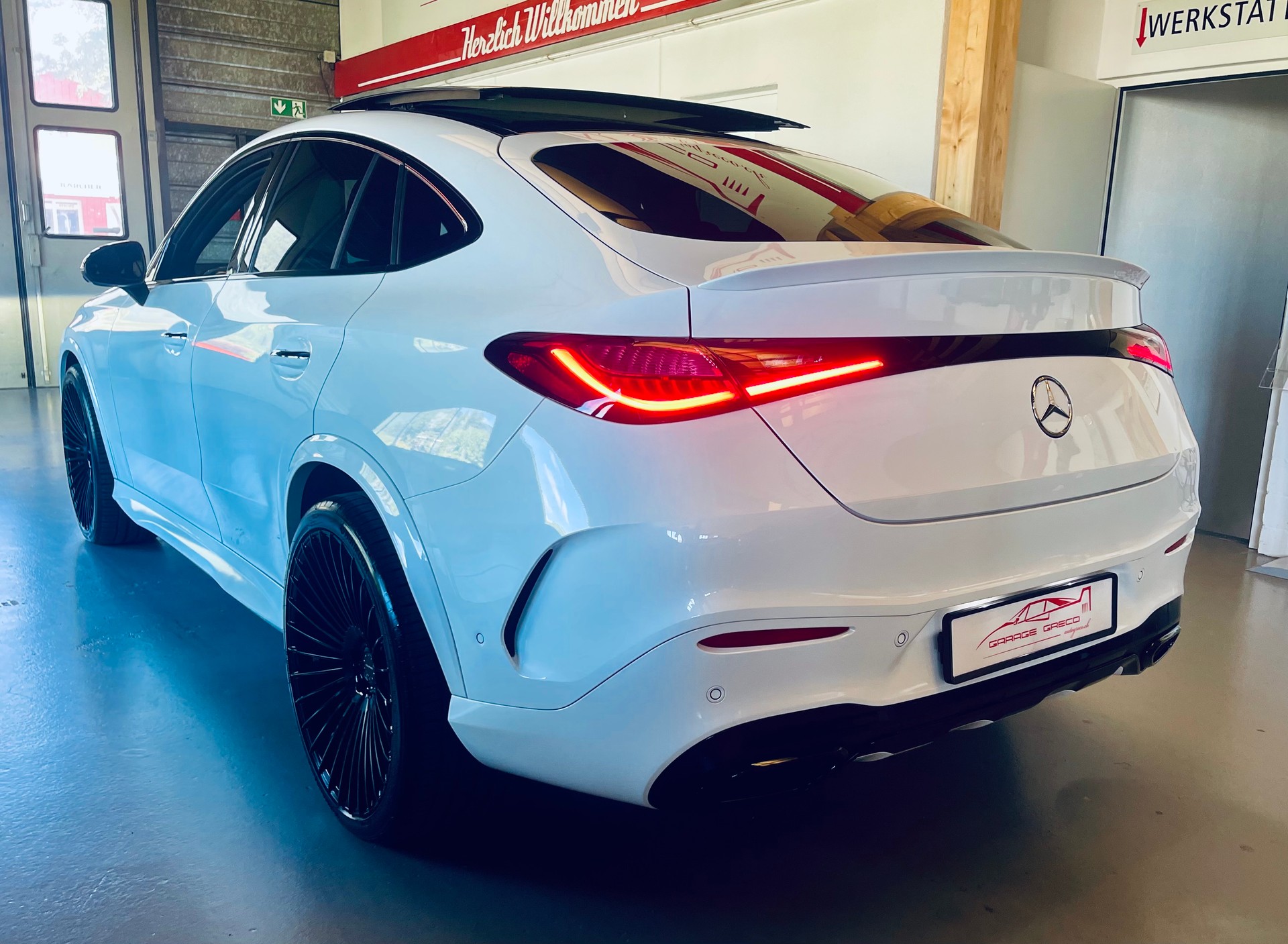 MERCEDES-BENZ GLC 300 4Matic AMG Line 9G-Tronic "BLACK and WHITE-image-7