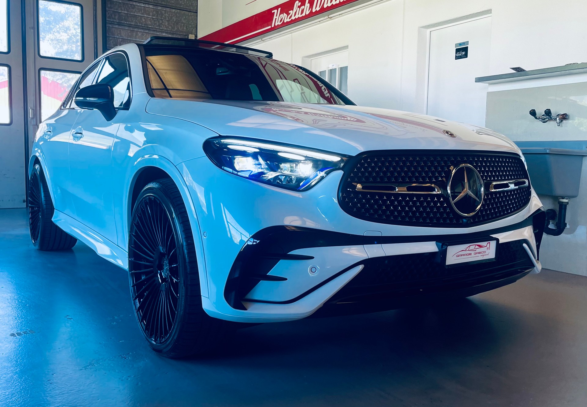 MERCEDES-BENZ GLC 300 4Matic AMG Line 9G-Tronic "BLACK and WHITE-image-2