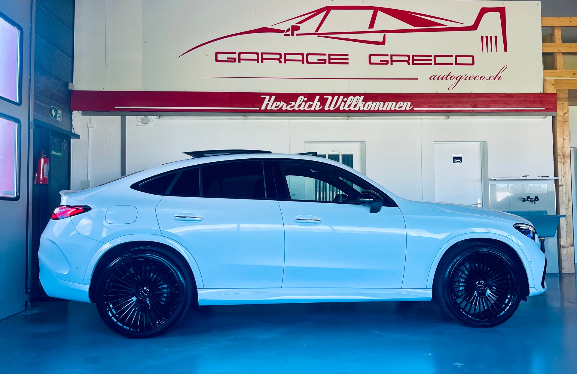 MERCEDES-BENZ GLC 300 4Matic AMG Line 9G-Tronic "BLACK and WHITE-image-1