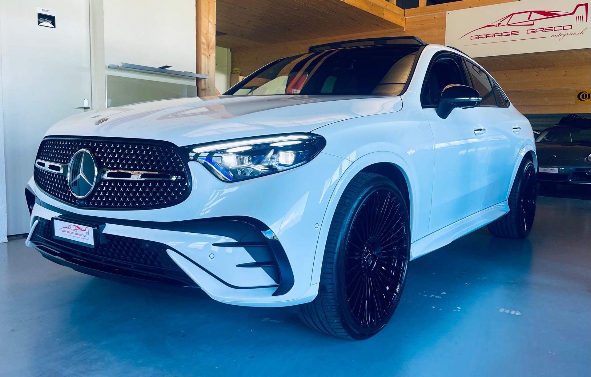MERCEDES-BENZ GLC 300 4Matic AMG Line 9G-Tronic "BLACK and WHITE-image-4