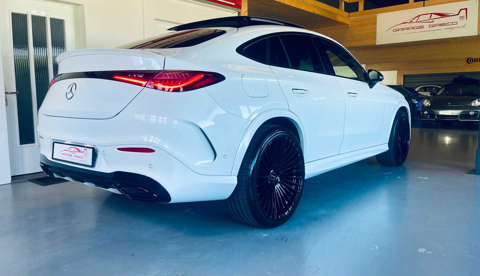 MERCEDES-BENZ GLC 300 4Matic AMG Line 9G-Tronic "BLACK and WHITE-image-5