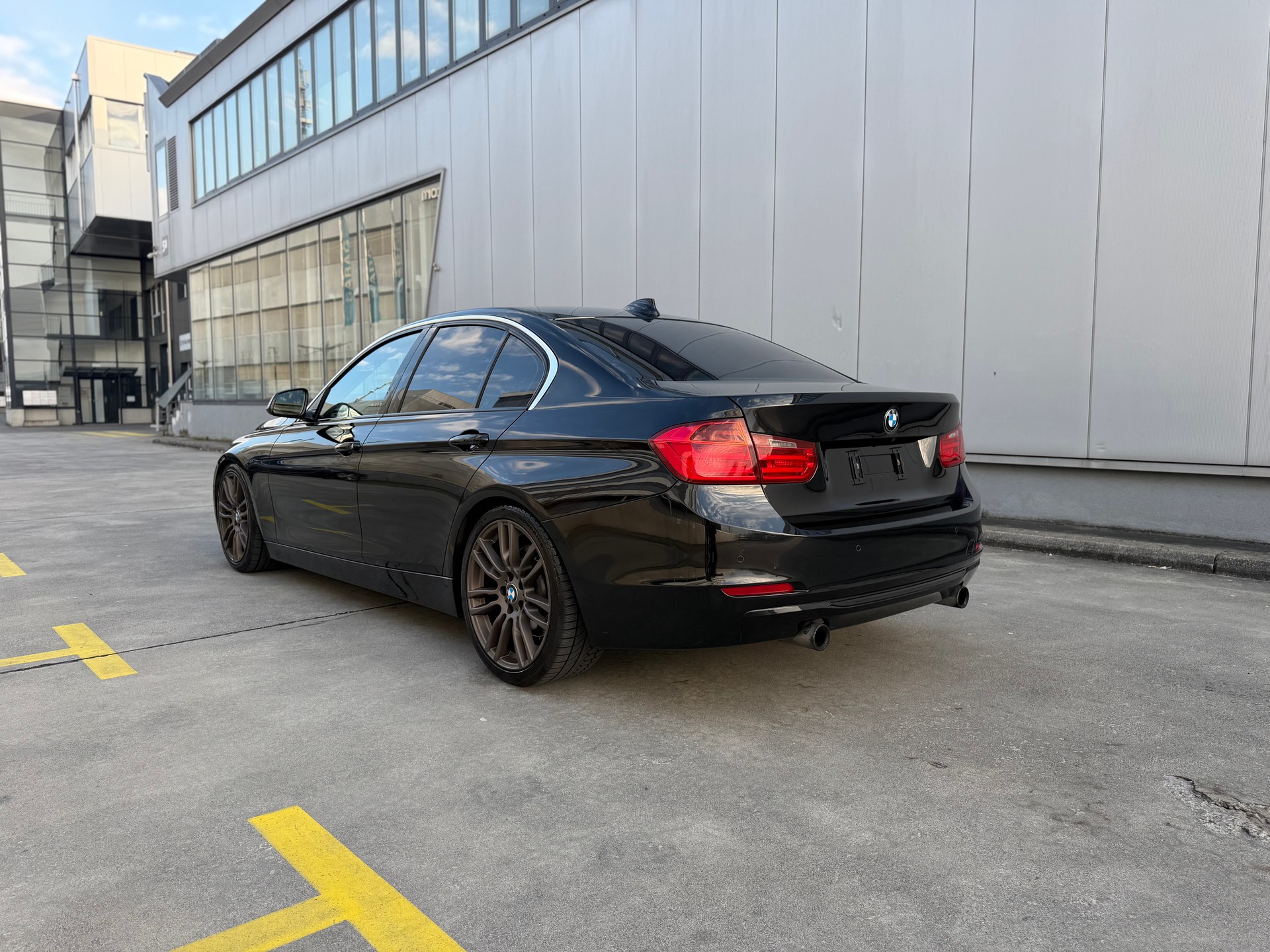 BMW 335i Luxury Line Steptronic-image-2