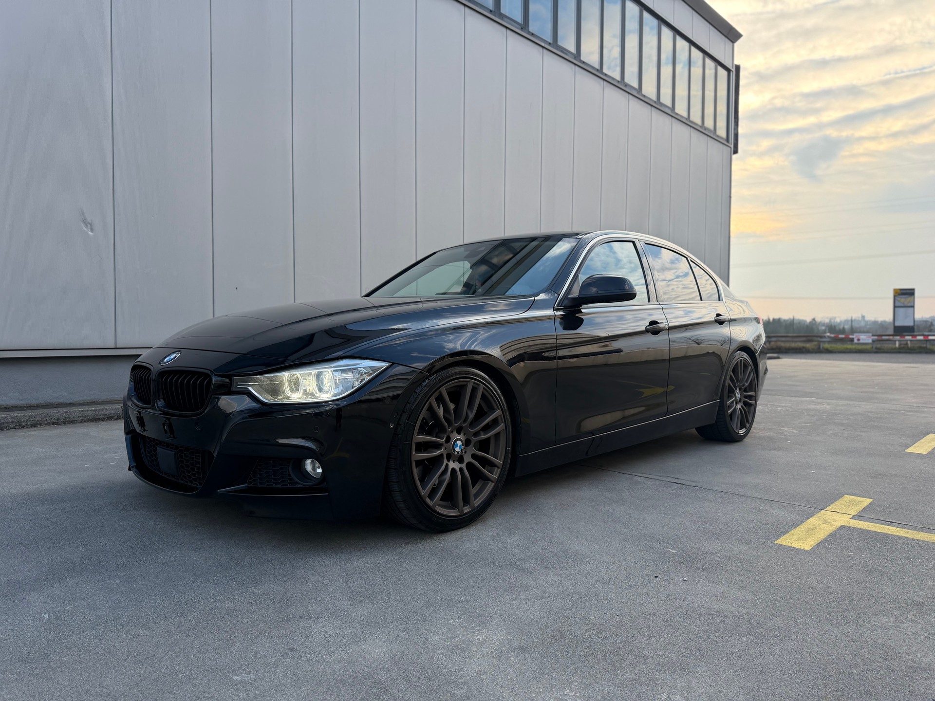 BMW 335i Luxury Line Steptronic-image-0