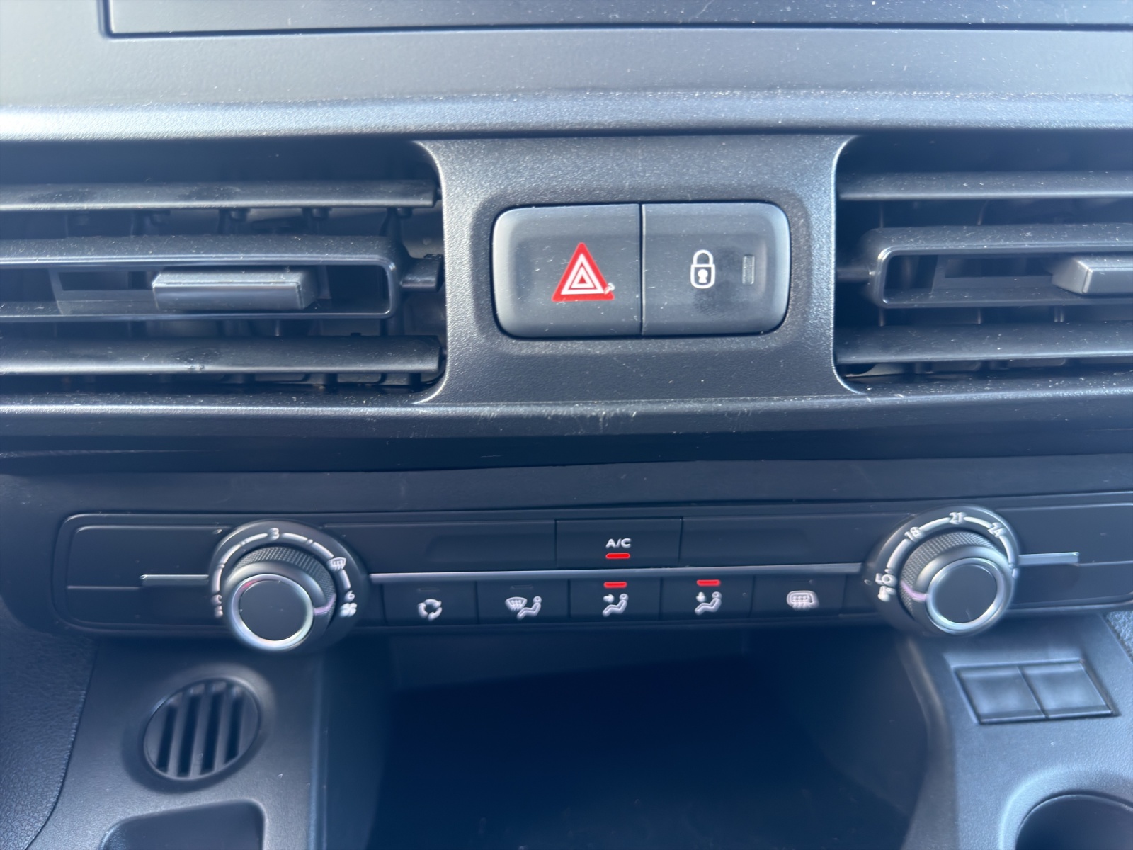 PEUGEOT Partner 1.5 Blue HDi s/s Premium 650kg-image-25