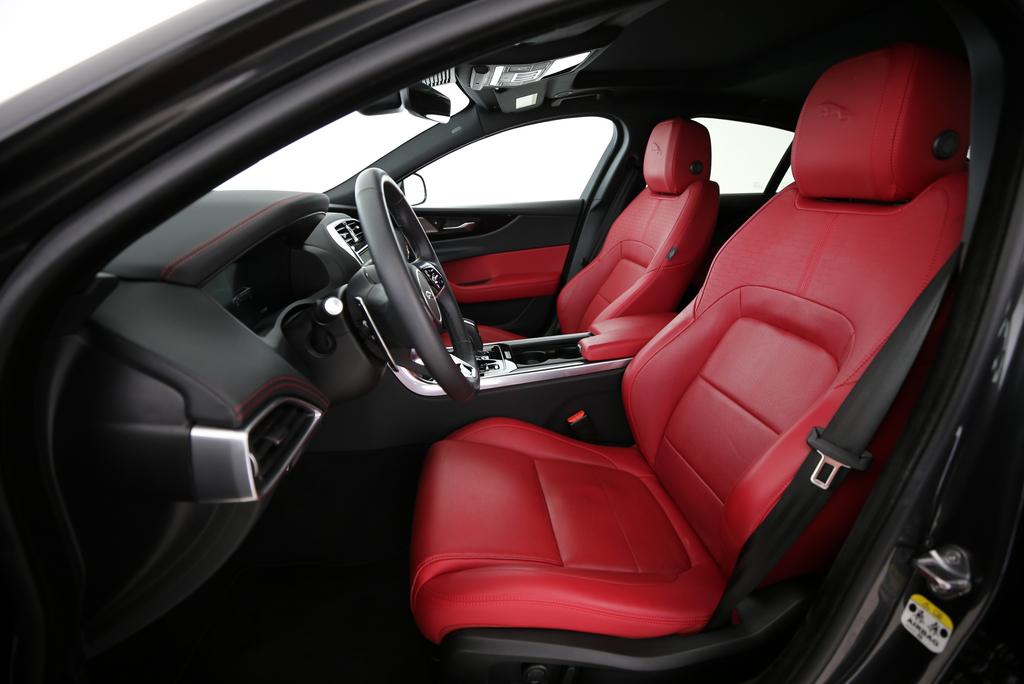 JAGUAR XE 2.0 T 300 Sport AWD-image-3