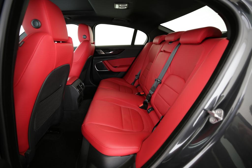JAGUAR XE 2.0 T 300 Sport AWD-image-11