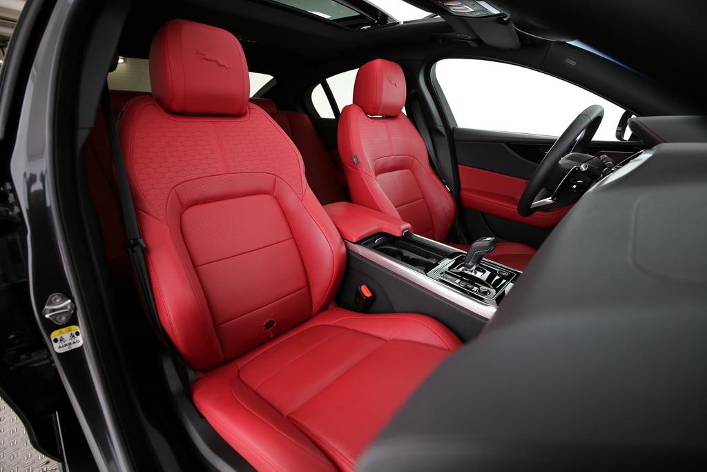 JAGUAR XE 2.0 T 300 Sport AWD-image-10