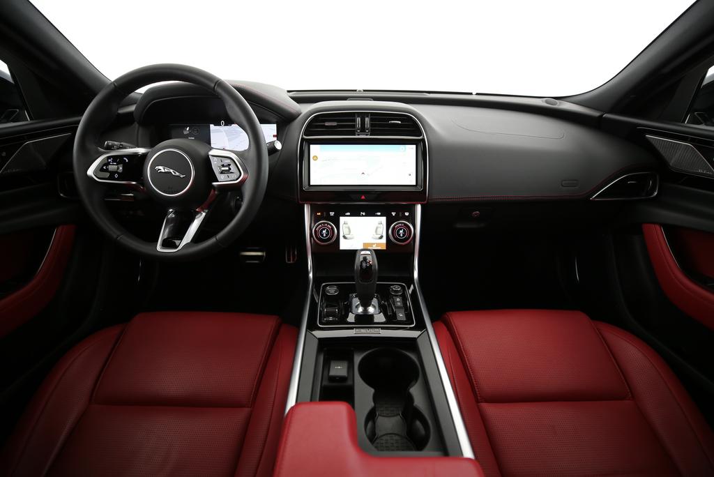 JAGUAR XE 2.0 T 300 Sport AWD-image-4