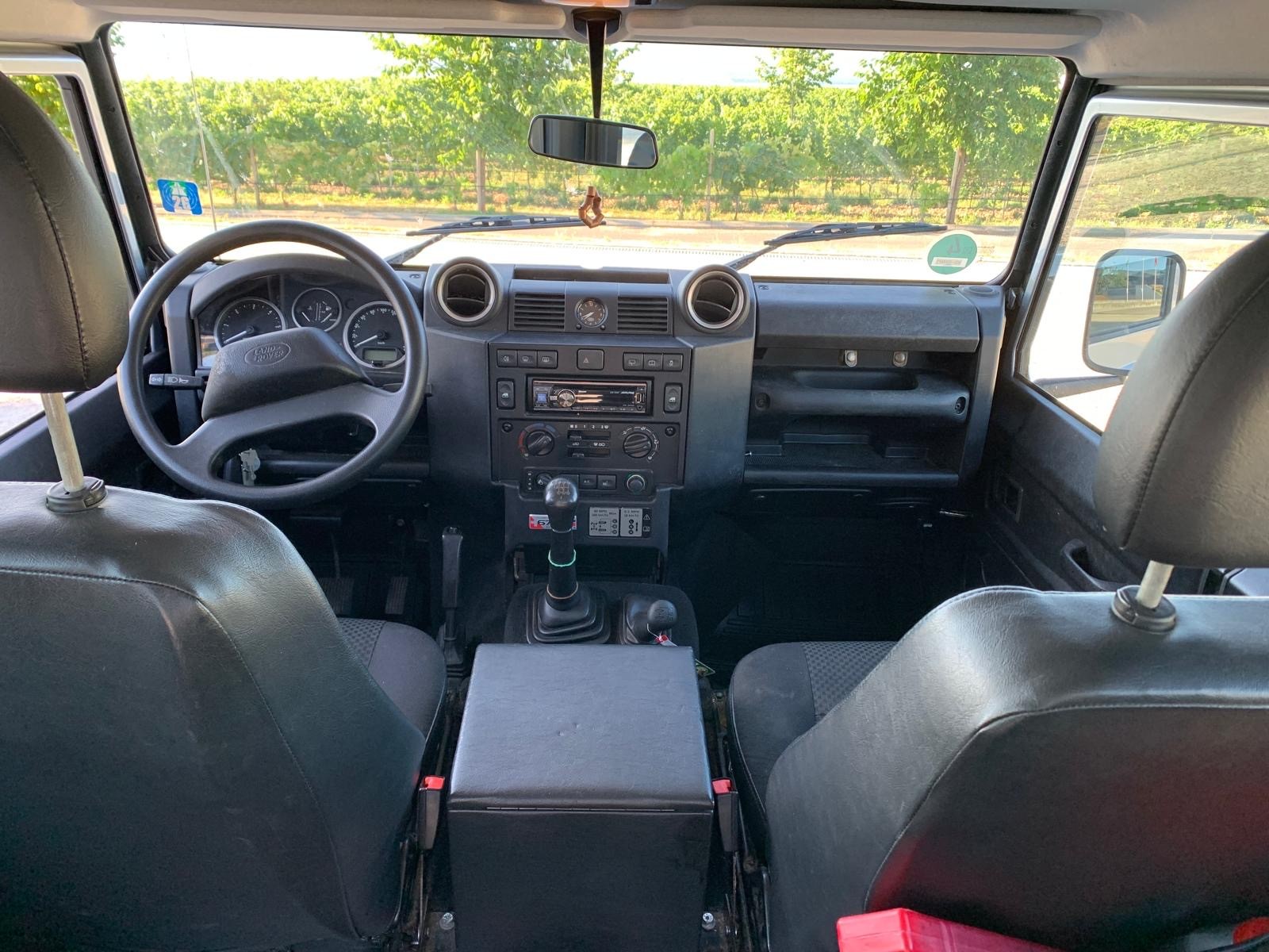 LAND ROVER 90 TD4 67-Year Limited Edition-image-3