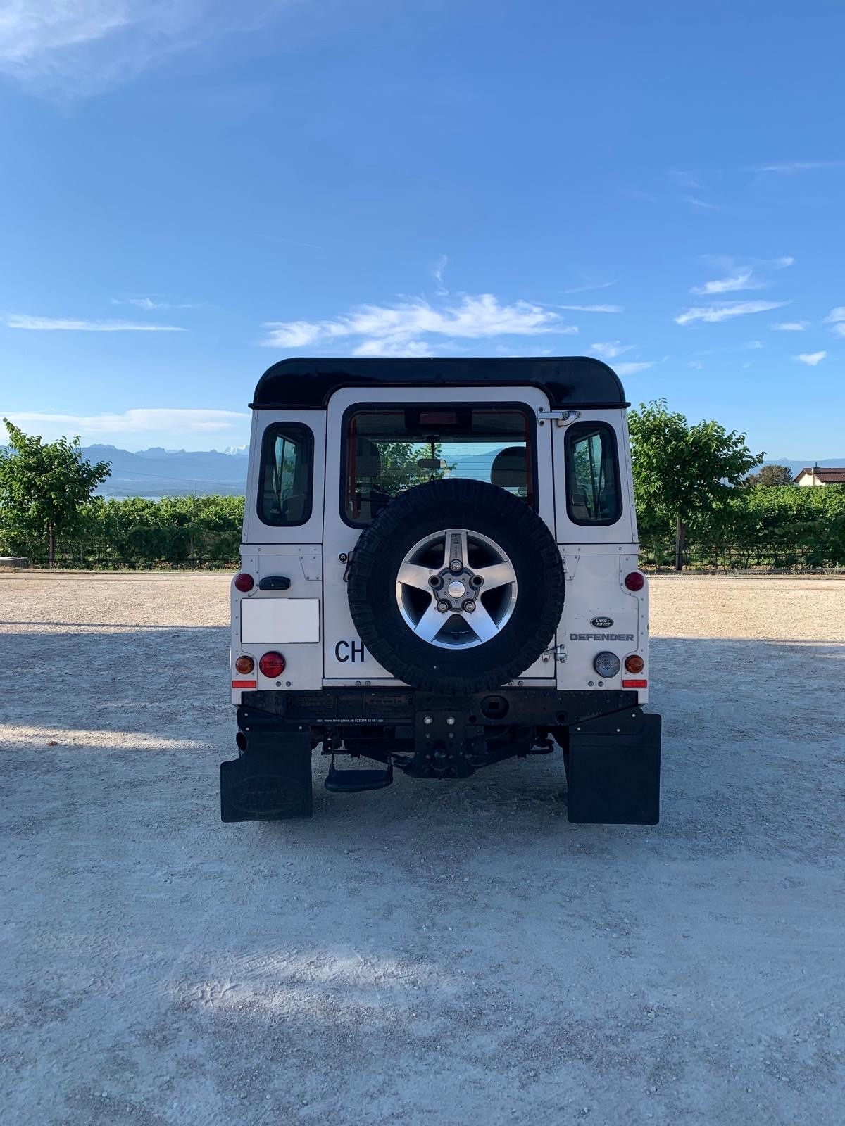LAND ROVER 90 TD4 67-Year Limited Edition-image-2