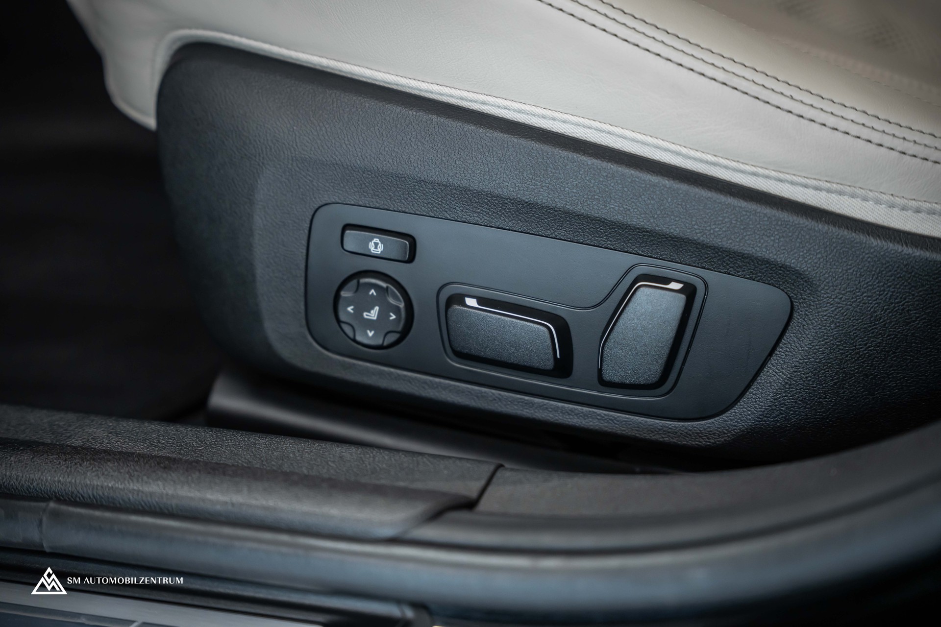BMW M3 Competition xDrive Touring / Laserlight / 360° / Sitzbelüftung / Carbon Fibre-image-12
