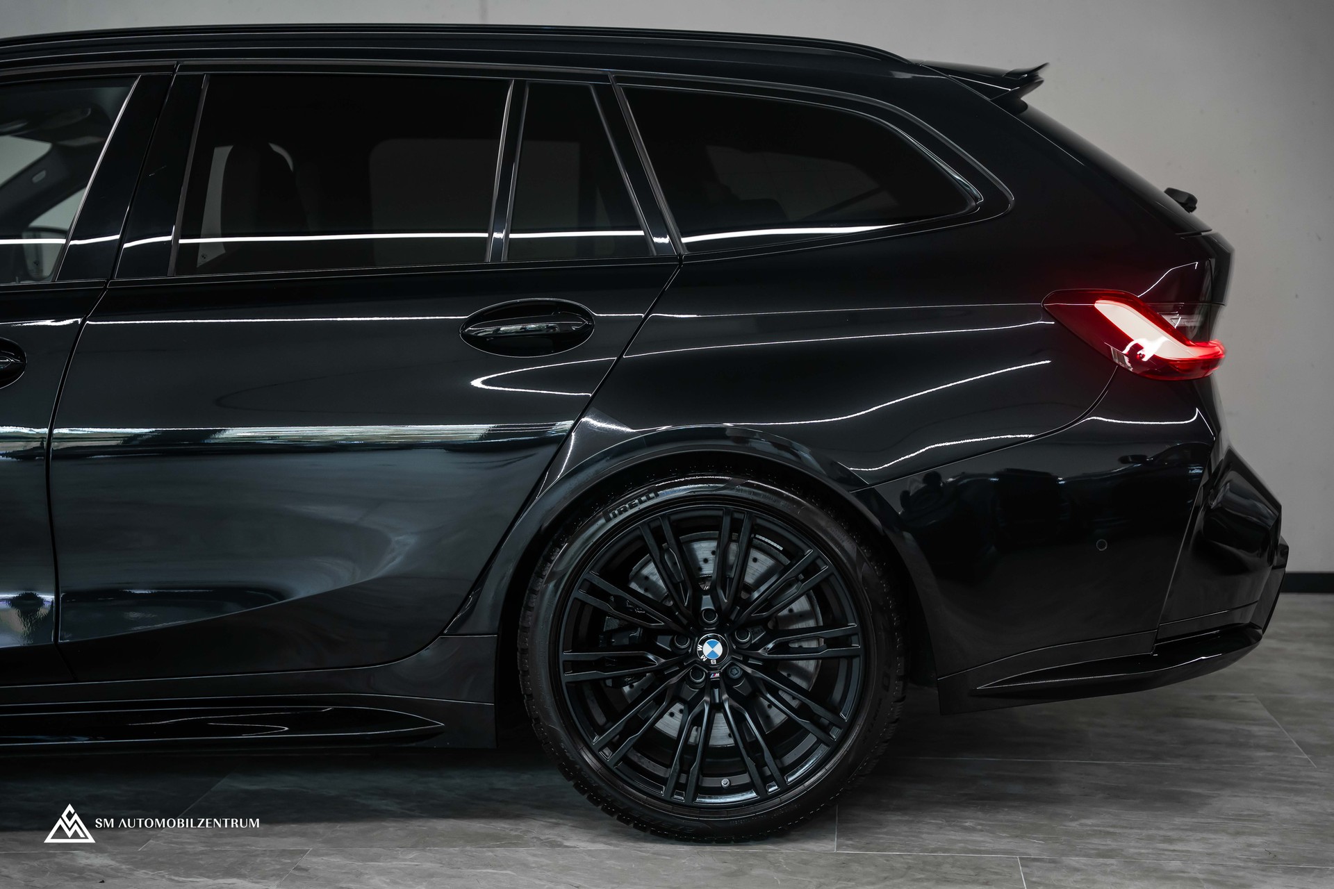 BMW M3 Competition xDrive Touring / Laserlight / 360° / Sitzbelüftung / Carbon Fibre-image-4