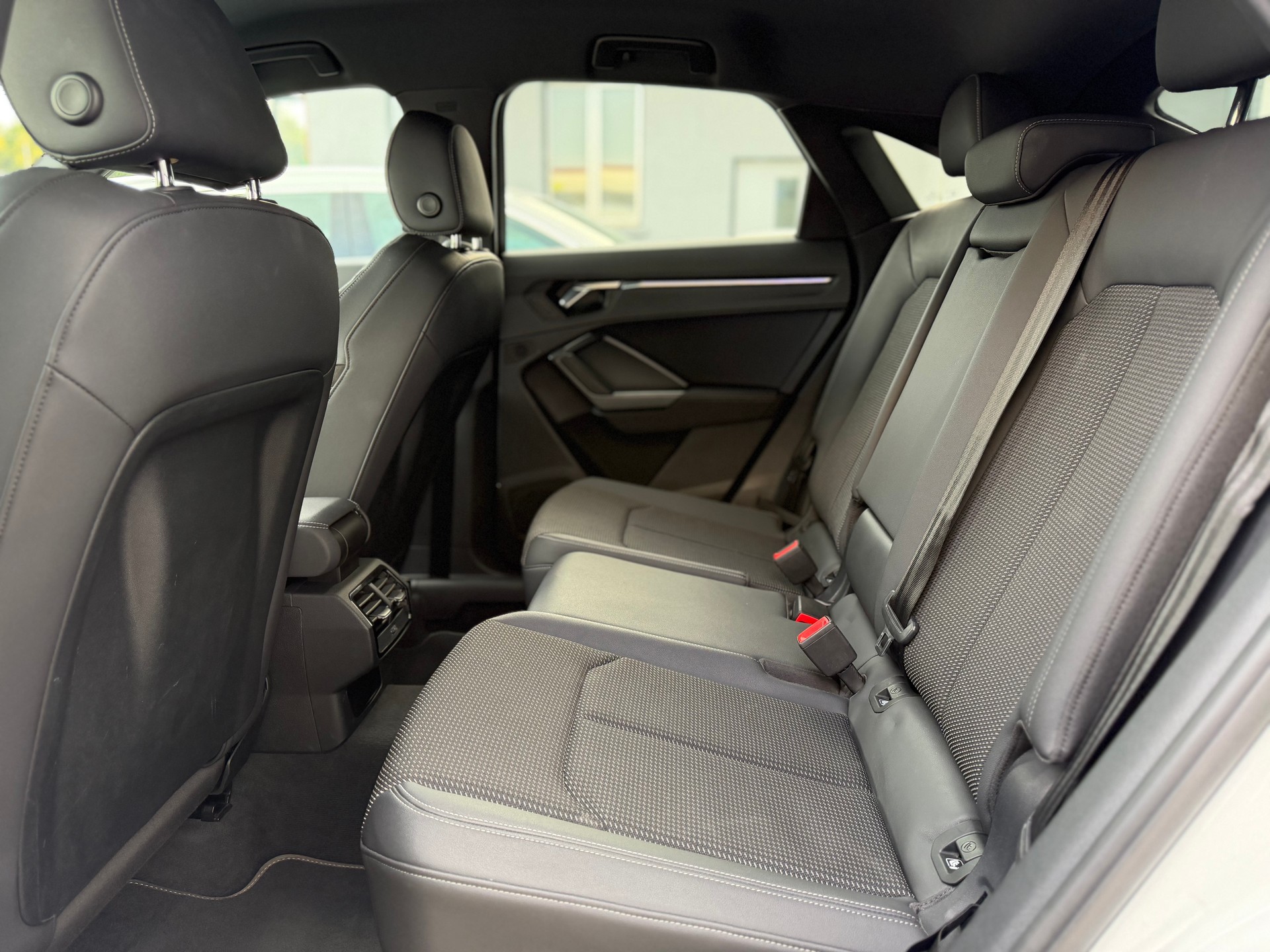 AUDI Q3 Sportback 35 TDI S line Attraction quattro S-tronic-image-11
